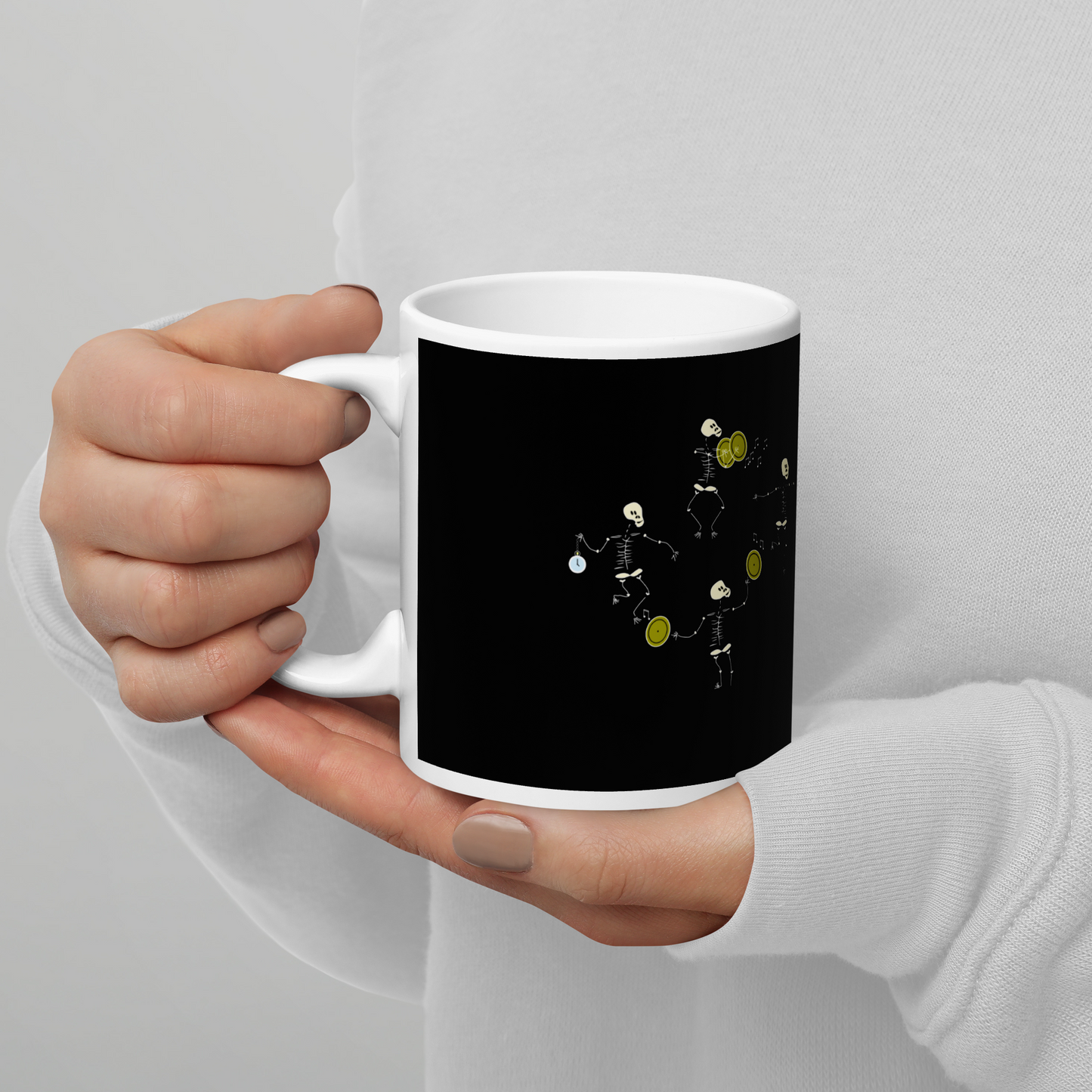 Taza negra esqueletos